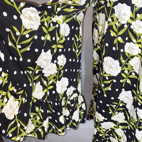 Star Fever Off-Shoulder Bell Sleeve with Ruffles - Picture 6 of 7